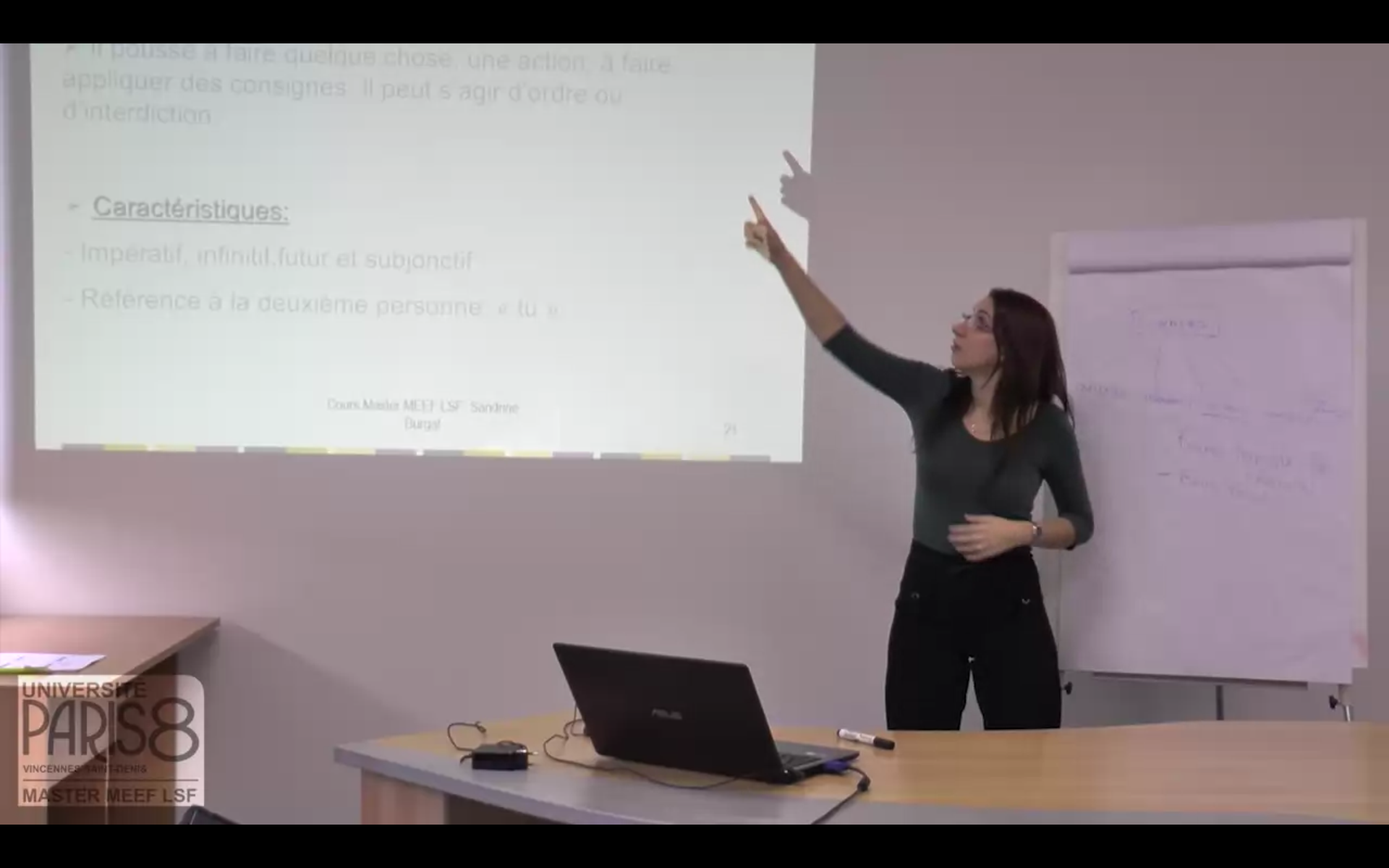 Capture décran de la vidéo du cours de Sandrine Burgat, enseignante en Master MEEF LSF, enregistré en octobre 2015.