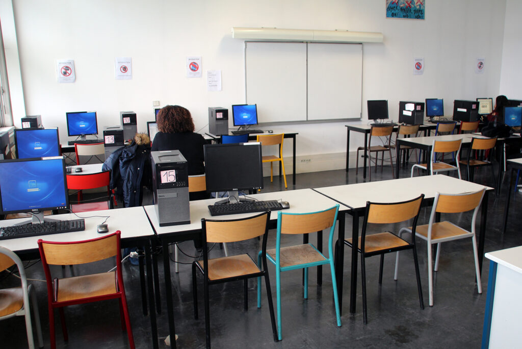 Salle du libre service (C201)