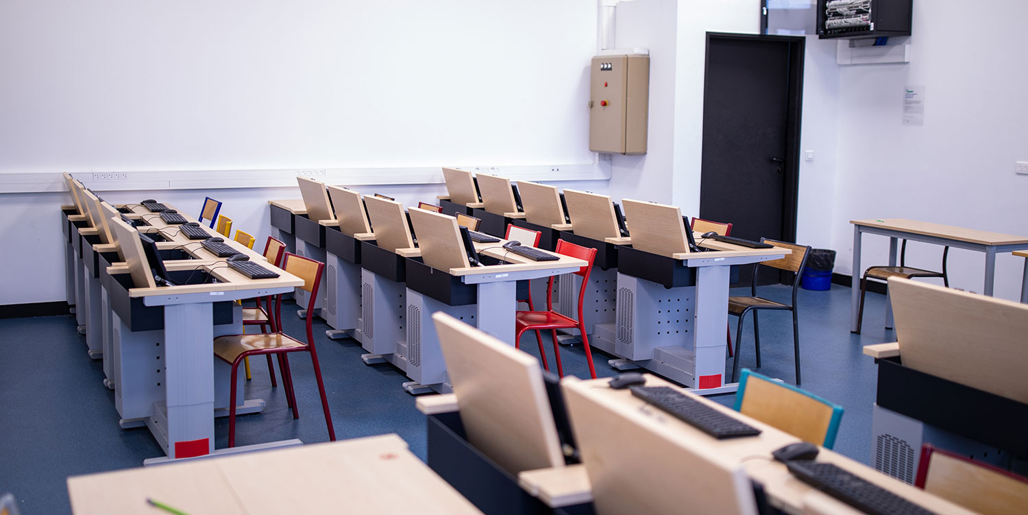 Salle informatique en mode "bureau informatique".