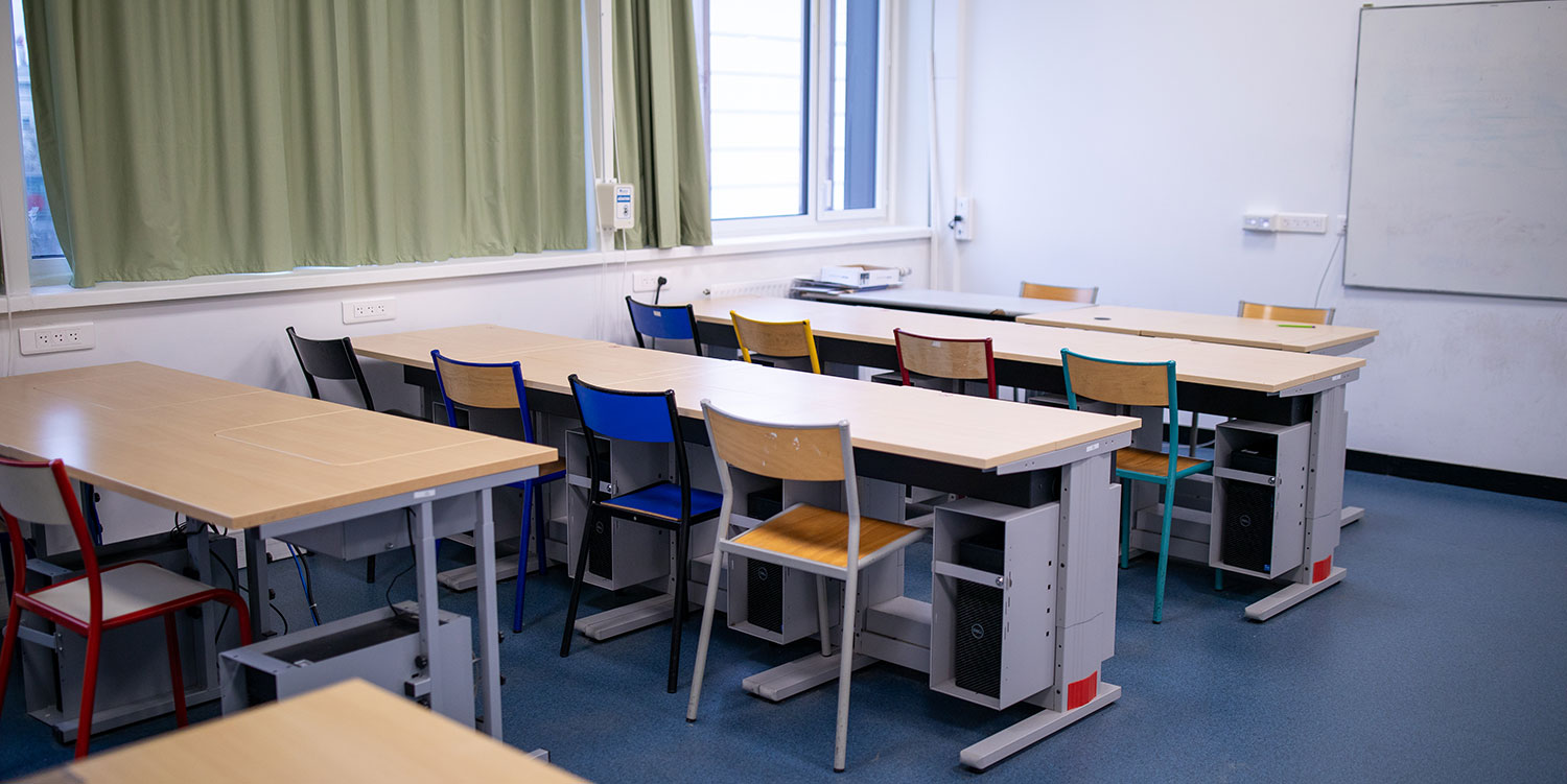 Salle informatique en mode "bureau classique".